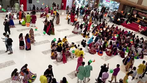 Gruppe-Indischer-Männer-Und-Frauen,-Die-Garba-In-Traditioneller-Kleidung-Spielen