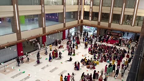 Gruppe-Indischer-Männer-Und-Frauen,-Die-Garba-In-Traditioneller-Kleidung-In-Einem-Berühmten-Einkaufszentrum-Feiern