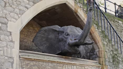 Escultura-Animal-De-Una-Cabeza-De-Elefante-En-El-Antiguo-Zoológico-De-La-Torre-De-Londres,-Inglaterra
