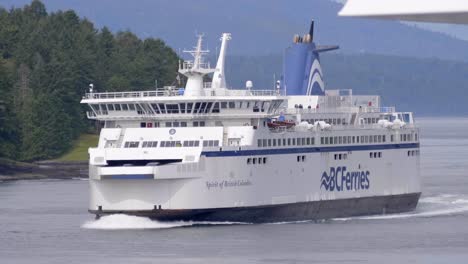 BC-Ferries-Boot-Verlässt-Das-Terminal-Segeln-An-Einem-Nebligen-Morgen