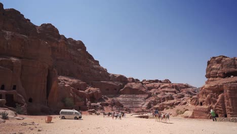 Menschen,-Die-Die-Ruinen-Von-Petra-Besuchen---Alte-Nabatäische-Stadt-In-Der-Wüste