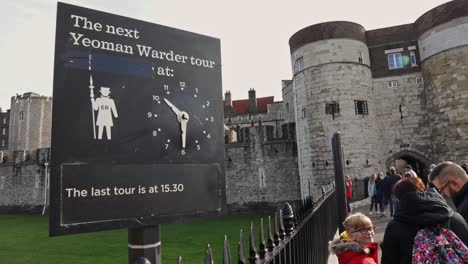 Information-board-showing-the-remaining-time-until-the-next-Yeomen-Warder-tour-of-the-Tower-of-London