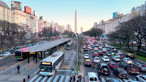 Luftaufnahme-über-Die-Avenue-9-De-Julio-In-Buenos-Aires---Spitzenverkehr-Am-Tag