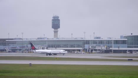 Avión-De-Air-Canada-En-El-Aeropuerto-De-Vancouver-En-Un-Día-Nublado