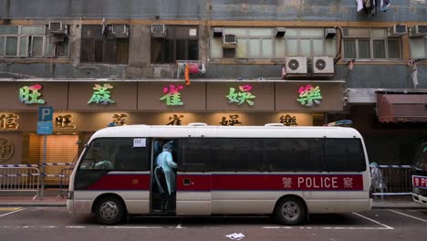 Chinesische-Gesundheitshelfer-In-Piss-Anzügen-Werden-Gesehen,-Wie-Sie-In-Einen-Polizeibus-Steigen,-Als-Sie-Ein-Gebiet-Verlassen,-Das-Unter-Sperrung-Steht,-Um-Die-Ausbreitung-Des-Ausbruchs-Der-Coronavirus-Variante-Einzudämmen