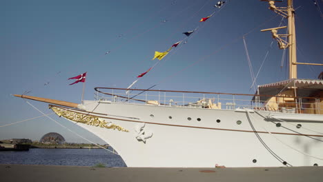 Die-Front-Der-Dänischen-Königlichen-Yacht-In-Aarhus