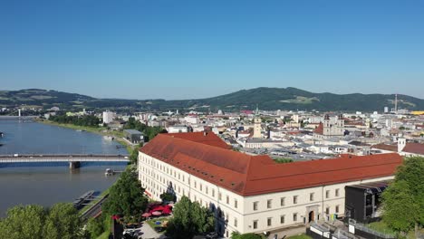 Aerial-flight-over-the-capital-city-of-Upper-Austria,-Linz
