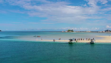 Barcos-En-La-Isla-De-Arena-Tropical-Con-Turistas-En-Belitung-Indonesia,-Antena