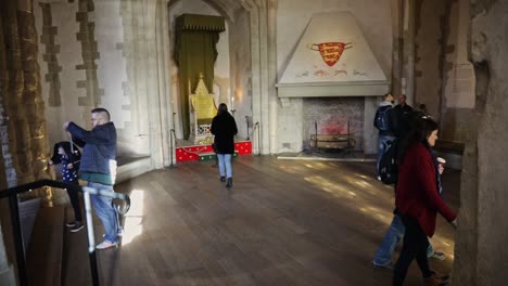 Touristen-Genießen-Das-Museum-Im-Inneren-Des-London-Tower,-Zeitlupenansicht