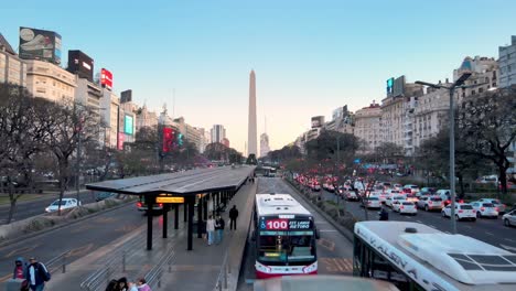 Belebte-Busspur-Und-Autoverkehr-Zur-Hauptverkehrszeit-In-Buenos-Aires,-Avenue-9-De-Julio