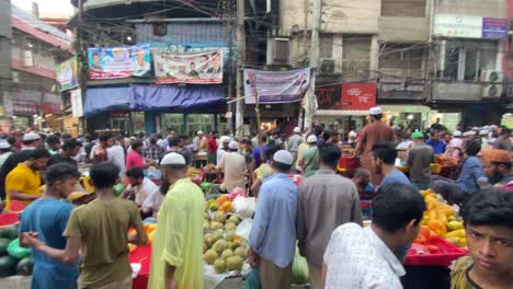 Crowded-fruit-market-in-Muslim-area-during-Ramadan,-Food-bazaar-in-Asia---Slow-motion-panning-shot