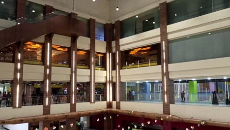 Panorama-Interior-Del-Centro-Comercial-Moderno-Con-Muchas-Personas-Gran-Tienda-Minorista