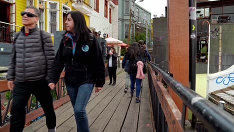 Group-of-tourists-walking-on-the-dimalow-promenade-of-Cerro-Concepción,-Valparaiso,-Chile