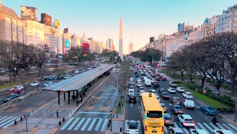 Verkehr-Entlang-Der-Innenstadt-Von-Buenos-Aires,-Der-Sich-In-Richtung-Des-Obelisken-Erstreckt,-Statische-Weitwinkelaufnahme