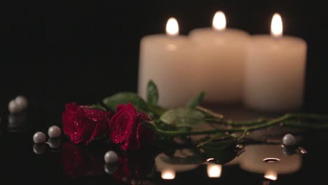 Romantischer-Hintergrund-Mit-Roten-Rosen-Und-Kerzen,-Erotisches-Stimmungskonzept-Mit-Selektivem-Fokus-Und-Ohne-Menschen