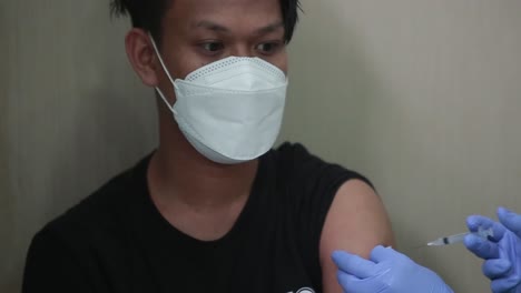 Inyección-De-Vacuna-Covid-Por-Médico-En-El-Hospital