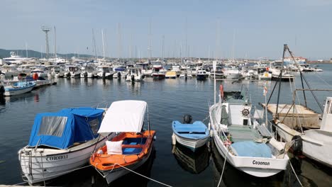 Boote-Im-Hafen-Ruhiges-Wasser-Sozopol-Yacht-Club-Marina-Schwarzmeerküste