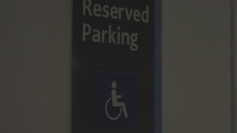 Video-Des-Schildes,-Das-Darauf-Hinweist,-Dass-Ein-Bestimmter-Parkplatz-Für-Menschen-Mit-Behinderungen-Oder-Behinderte-Bestimmt-Ist