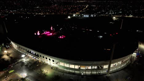 Luftaufnahme-Eines-Großen-Nächtlichen-Konzerts-In-Einem-Open-Air-Stadion-Mitten-In-Der-Stadt