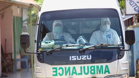 Ambulancias-De-Emergencia-Y-Trabajadores-De-La-Salud-Recogen-Pacientes-Cruzando-áreas-Residenciales-En-Java-Occidental,-Indonesia