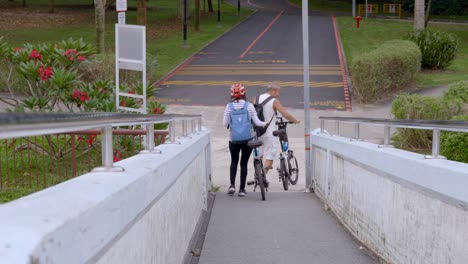 Radfahrer-Schieben-Ihre-Fahrräder-über-Die-Changi-Point-Bridge-Zum-Changi-Beach-In-Singapur