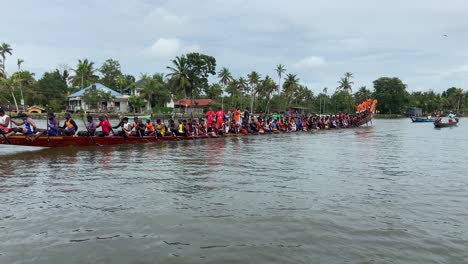 Rowers-Paddling-On-Traditional-Snake-Boat-Vallam-Kali-River-Race,-India