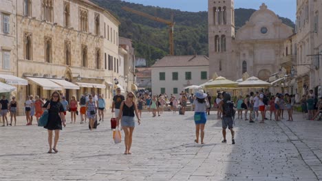 Static-slow-motion-view-of-people-in-the-main-square-of-Hvar,-Croatia