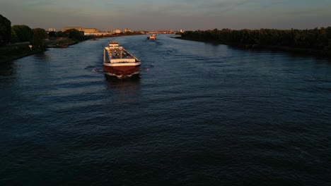 Luftbild-über-Oude-Maas-Mit-Maxima-Flüssigfrachtschiff,-Das-In-Sonnenuntergangslicht-Getaucht-Ist-Und-Sich-Nähert