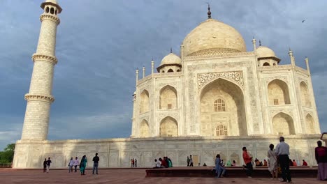Turistas-Visitando-El-Monumento-Del-Mausoleo-De-Mármol-Blanco-Taj-Mahal,-India