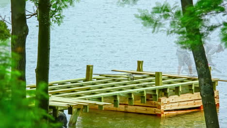 Carpinteros-Construyendo-Un-Dique-Flotante-De-Madera-Sobre-Un-Lago
