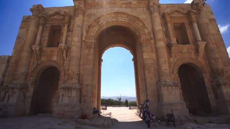 Popular-tourist-destination-in-Jordan,-arch-of-hadrian-in-Jerash