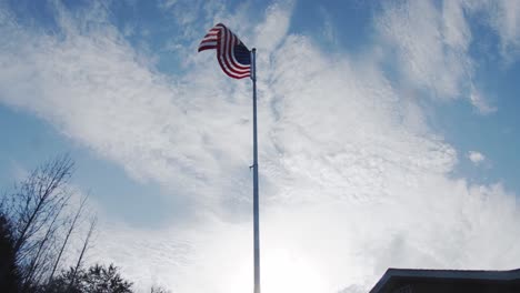 Amerikanische-Flagge-Weht-An-Einem-Sonnigen-Tag-Unter-Blauem-Himmel---Weitschuss