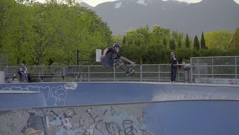 Junge-Männliche-Skater-In-Einem-Skatepark,-Mann-Springt-Mit-Skateboard-Slomo