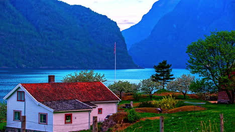 Zeitraffer-Des-Kreuzfahrtschiffs,-Das-Im-Norwegischen-Fjord-Vor-Dem-Landhaus-Segelt