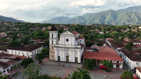 Luftaufnahme-Der-Dombasilika,-Unbefleckte-Empfängnis-Von-Santa-Fe-De-Antioquia,-Kolumbien
