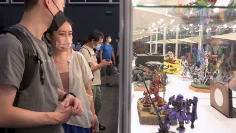 Los-Visitantes-Chinos-Observan-Productos-Inspirados-En-Figuras-De-Personajes-De-La-Marca-Manga-Durante-El-Evento-De-Exhibición-Ani-com-Y-Games-Acghk-En-Hong-Kong