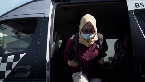 Mujeres-Con-Hijabs-Y-Máscaras-Bajan-Del-Transporte-Público-En-Java-Occidental-Indonesia