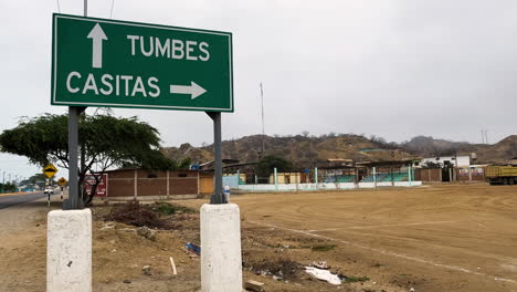 Um-Die-Richtung-Von-Bocapan,-Tumbes-Und-Casitas-In-Peru-Anzuzeigen,-Wurde-Eine-Grüne-Richtungstafel-Auf-Zwei-Weißen-Säulen-Montiert