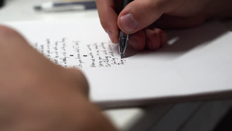Hand-Und-Stift-Schreiben-Gedicht-Auf-Papier