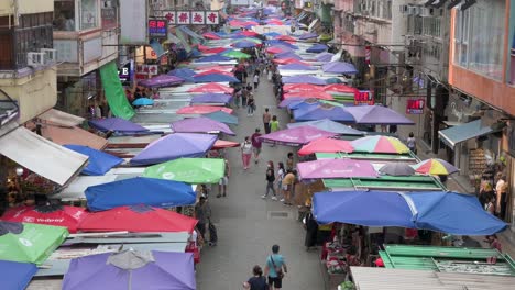 Compradores,-Camine-Por-Los-Puestos-Del-Mercado-Al-Aire-Libre-De-La-Calle-Fa-Yuen-Que-Venden-Verduras,-Frutas,-Regalos-Y-Artículos-De-Moda-En-Hong-Kong