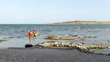 Grupo-De-Amigos-En-Kayaks-Remando-Hacia-La-Isla-De-St-Ivans-Mar-Negro-Sozopol