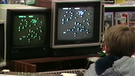1984-Niño-Jugando-Videojuegos-Retro-En-La-Tienda