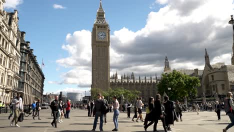 Tiro-De-ángulo-Bajo-De-Turistas-Y-Lugareños-Caminando-Por-La-Plaza-Del-Parlamento,-Londres,-Reino-Unido-Durante-El-Día