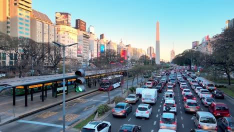 Geschäftiger-Verkehr-Zur-Verkehrszeit-Entlang-Der-Avenue-Buenos-Aires-Am-9.-Juli