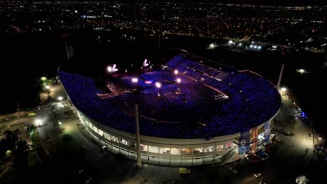 Coldlplay-big-live-show-in-arena-National-stadium-in-Santiago,-Chille