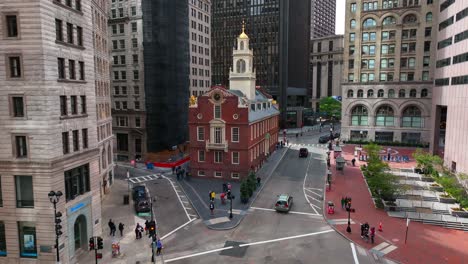Tourists-enjoy-Freedom-Trail-in-downtown-Boston-Massachusetts