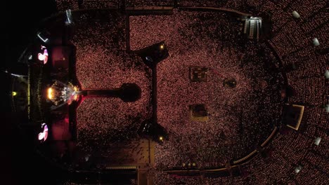 Statische-Luftaufnahme-Von-Oben-Nach-Unten-Eines-Coldplay-Konzerts-Mit-Einem-Unglaublichen-Lichtersatz,-Der-Tausende-Von-Fans-Erleuchtet