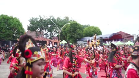 Actuación-De-Máscara-Rampak-Con-100-Bailarines-Enmascarados-En-Una-Actuación-Artística-Y-Cultural-En-Gegesik-Cirebon,-Java-Occidental,-Indonesia