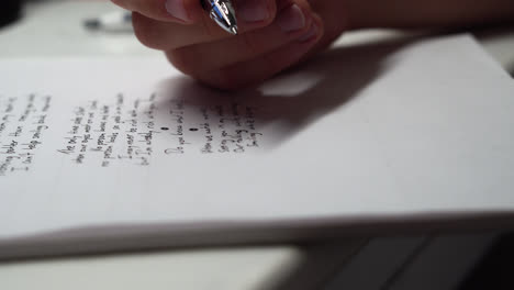 Nahaufnahme-Eines-Stifts,-Der-Ein-Gedicht-Auf-Weißem-Papier-Schreibt