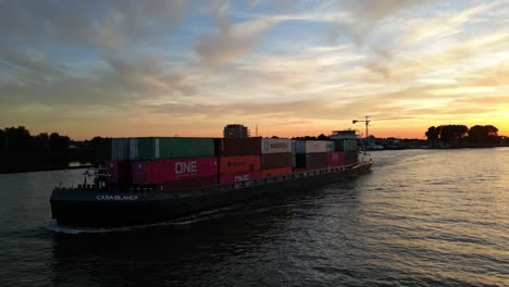 Casa-Blanca-Containerschiff,-Das-Während-Der-Dämmerung-In-Der-Nähe-Von-Zwijndrecht,-Westliche-Niederlande,-Navigiert
